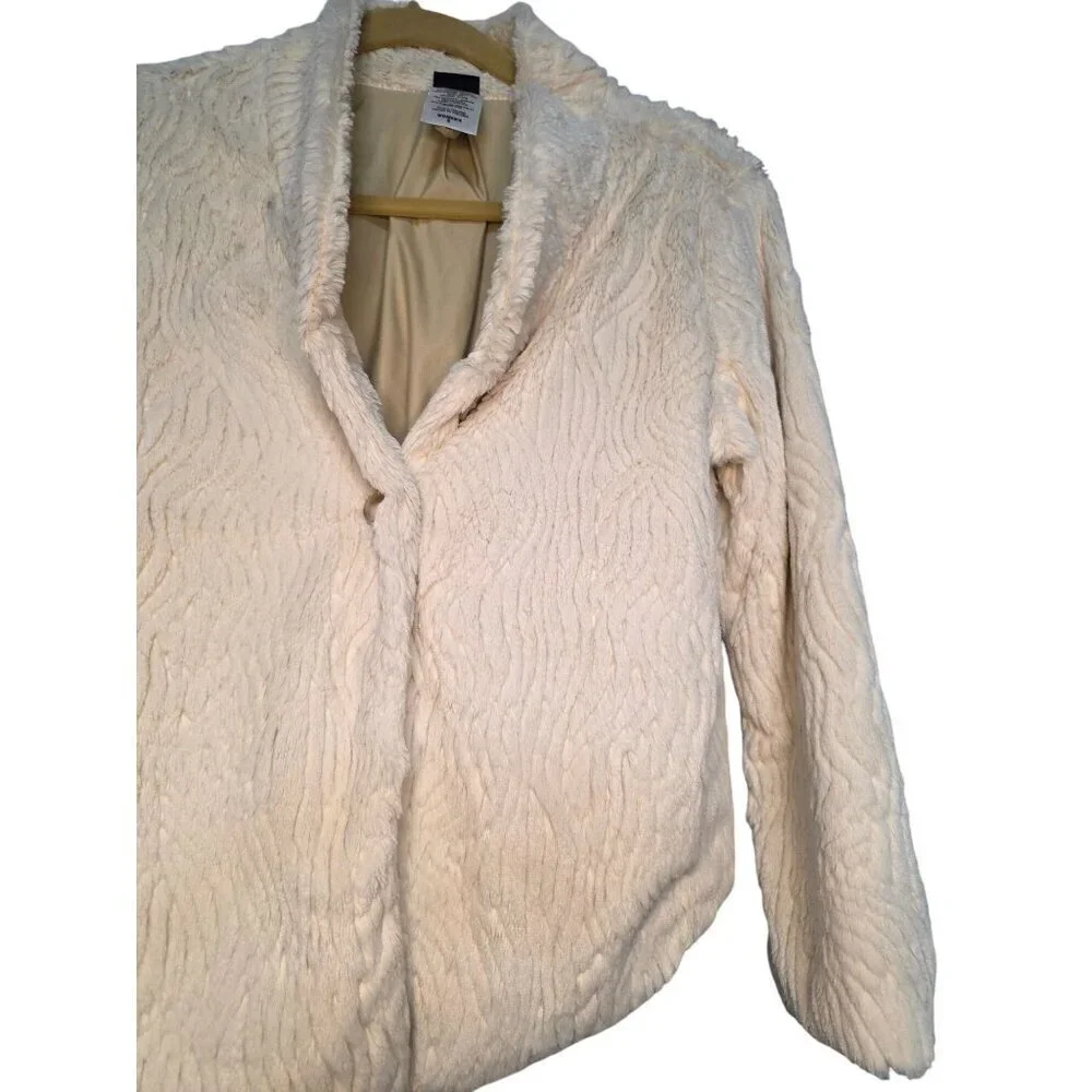 Patagonia Cream Faux Fur Womens Jacket Size‎ S Lined Soft Texture Button Closure